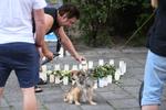 Naboer lægger blomster, der hvor en 30-årig kvinde mandag blev skudt og dræbt i Malmø. Politiet holder kortene tæt ind til kroppen om sagen.  Foto: 10090 Claudio Bresciani/tt/Ritzau Scanpix