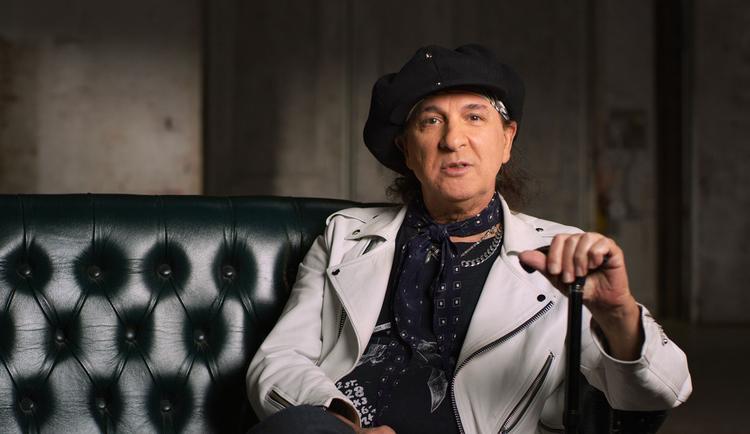 Sylvain Sylvain fra The New York Dolls var en af den tidlige punkrocks ikoner. Men han og gruppen blev overhalet og ladt tilbage i krybesporet.  Foto: DR 