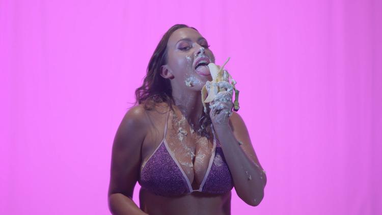 Maja Malou Lyse kan for tiden opleves i DR-programmet ’Sex med Maja’, og hun er derudover aktuel med udstillingen ’Art & Porn’ på ARoS. Pr-foto DR