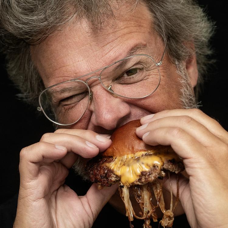 George Motz møder mange bud på en traditionel amerikansk hamburger, når han er på udkig efter nye burgerperler i USA. Han har fundet alt fra den særlige 'green chili cheese burger' i New Mexico til den særlige 'olive-burger' i Michigan. 
 Foto: Peter Hove Olesen/POLFOTO