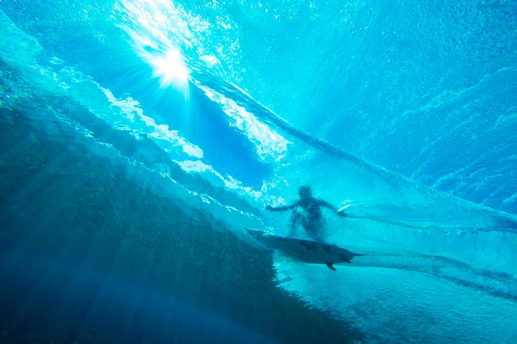 Tatiana Weston-Webb fra Brasilien ses her under den fri træning i Teahupoo, Tahiti.  Weston-Webb er nr. 8 i den samlede konkurrence om sæsonens mesterskab.
   Foto: Brian Bielmann/Ritzau Scanpix