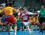 Emil Lærke fra GOG (tv.) forsøger at bremse Aalborgs Oliver Norlyk under Super Cup-kampen tirsdag aften i Næstved Arena.   Foto: Claus Bech/Ritzau Scanpix