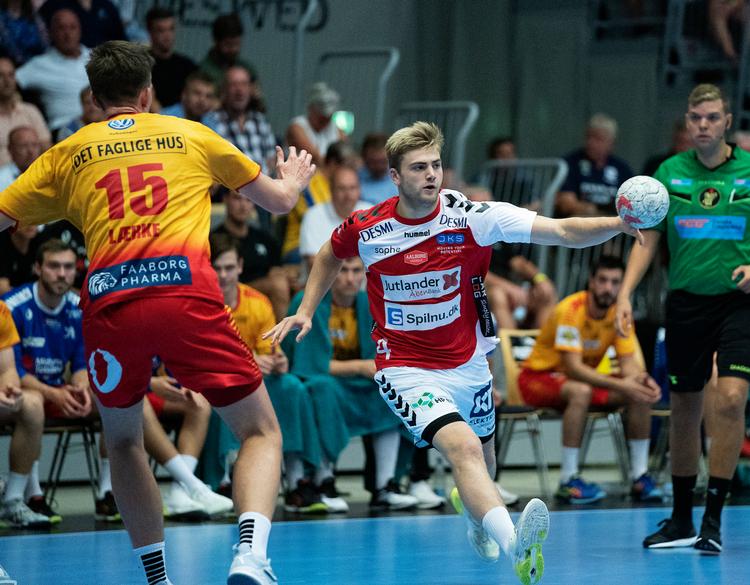 Emil Lærke fra GOG (tv.) forsøger at bremse Aalborgs Oliver Norlyk under Super Cup-kampen tirsdag aften i Næstved Arena.   Foto: Claus Bech/Ritzau Scanpix
