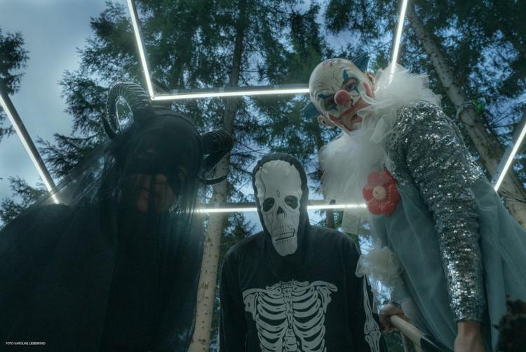 Publikum skal sige goddag til døden, hjulpet på vej af Anders Mosslings dødningemand, Xenia Noetzelmanns klovn og Ida Marie Ellekildes fremragende scenografi. Foto: Karoline Lieberkind 