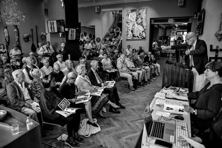 Der var fuldt hus i auktionshuset Bruun Rasmussen tidligere i dag, da første del af prins Henriks kunstsamling kom til salg.
   Foto: Jacob Ehrbahn/POLFOTO
