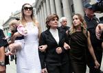 
    Gloria Allred, som repræsenterer Epsteins ofre, forlader her retten sammen med Teala Davies og en unavngiven kvinde med et barn.  Foto: Shannon Stapleton/Ritzau Scanpix