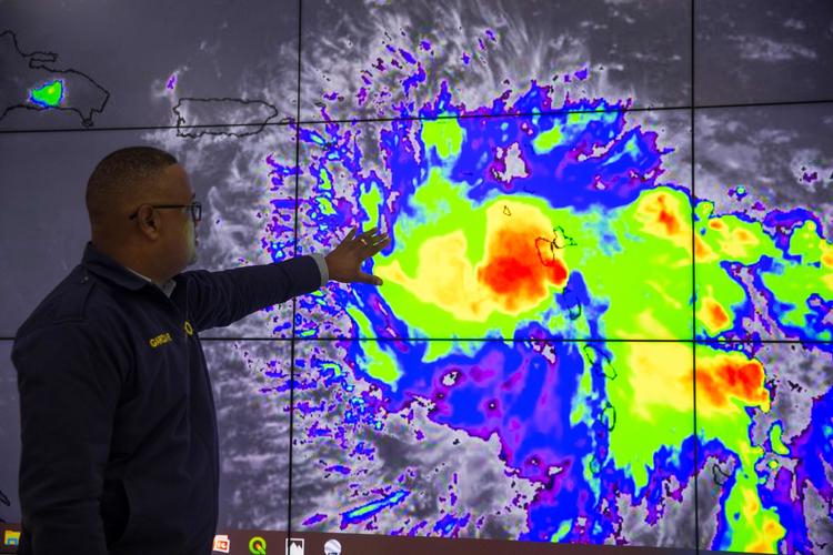 Sent tirsdag eftermiddag lokal tid befinder stormen Dorian sig omkring 130 kilometer vest for østaten Dominica i Det Caribiske Hav. Det oplyser USA's Nationale Orkancenter (NHC). (Photo by Erika SANTELICES / AFP)
   Foto: Erika Santelices/Ritzau Scanpix