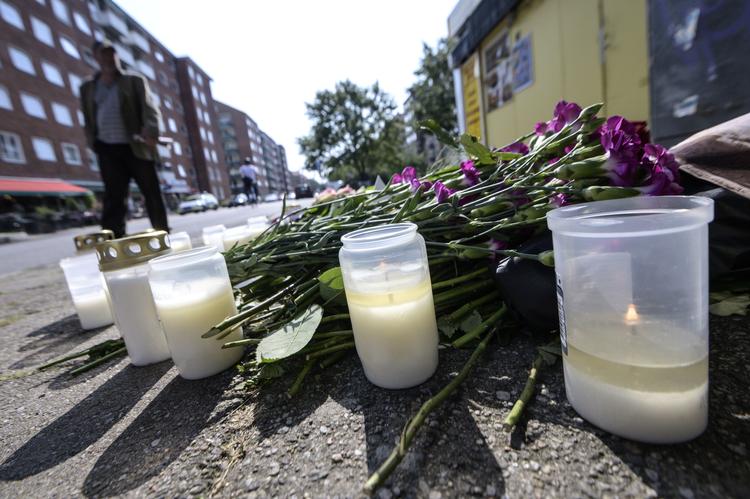 
  Arkiv: Lys og blomster ved drabsstedet i Malmø for to dage siden. Her blev en kvinde dræbt af skud i hovedet.(Foto: 50090 Johan Nilsson/TT/Ritzau Scanpix)
   Foto: 50090 Johan Nilsson/tt/Ritzau Scanpix