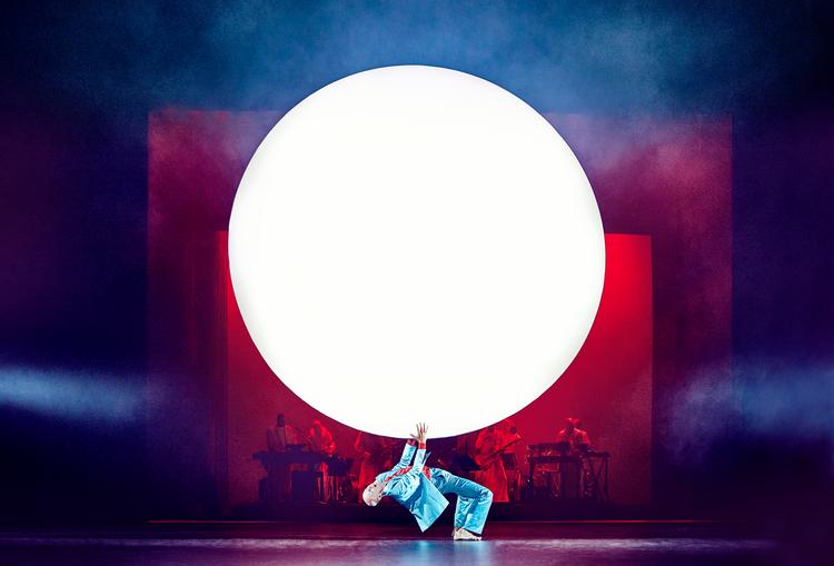 Scenografien er blandt meget andet bevidst om sin arv fra NIcolas Roegs film 'Manden som kom ned på jorden', hvor himmellegemer og de fysiske grundelementer som vand, ild og luft spiller en rolle og samtidig fungerer som metaforer.  Foto: Emilia Therese