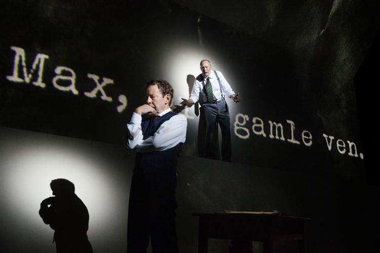 Lars Mikkelsen og Søren Sætter-Lassen på scenen som de brevudvekslende tyske venner Max og Martin. 