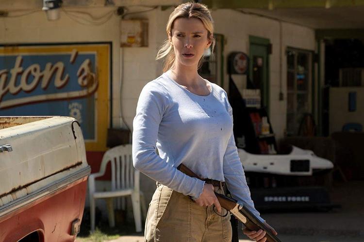 Betty Gilpin spiller hovedrollen i 'The Hunt'.  Blandt de øvrige medvirkende er Hilary Swank og musikeren Sturgill Simpson. Pr-foto Universal Pictures