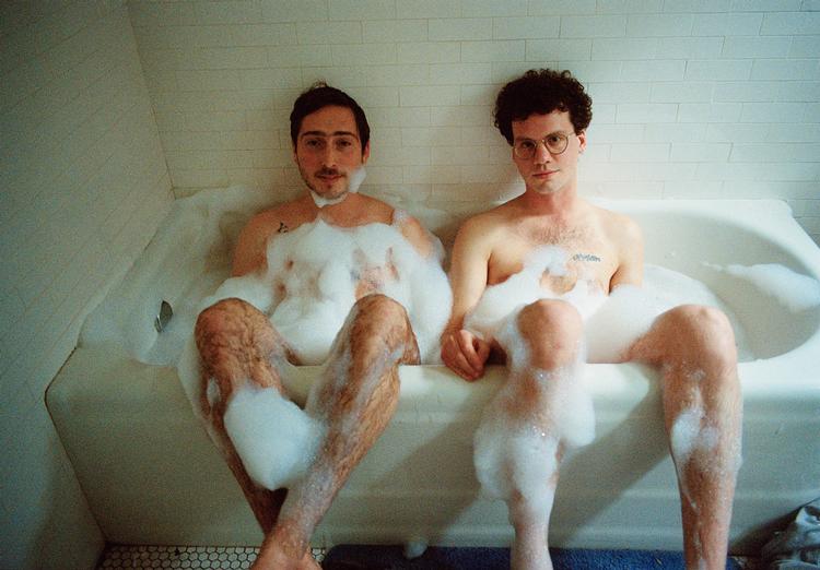  Her sidder duoen Whitney i et badekar, men på deres andet album lyder de mere som musikalske venner i en træhytte langt ude i skoven. De har det sjovt, men de synger om isolation. Foto: Olivia Bee