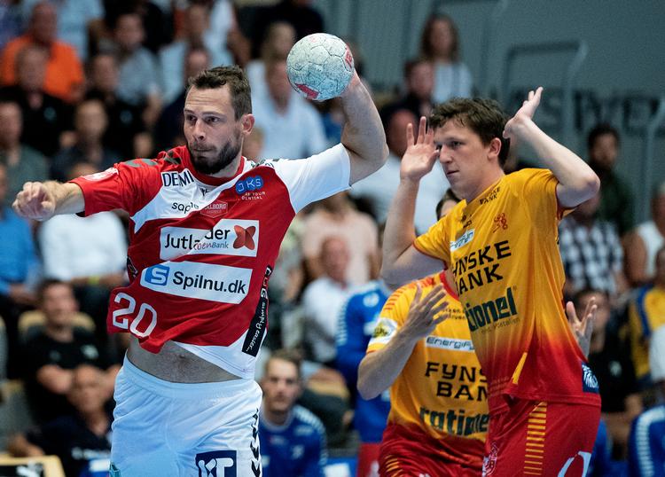 
Mads Christiansen tager fat for Aalborg Håndbold, der nu sidder på alle tre nationale titler.
   Foto: Claus Bech/Ritzau Scanpix
