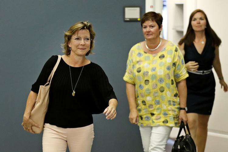 Venstres Karen Ellemann, Venstres Anni Matthiesen og Venstres Louise Schack Elholm på vej til gruppemøde 5. august. Her til aften undsiger Anni Matthiesen Lars Løkke Rasmussen. Hun ønsker ny formand for partiet
   Foto: Jens Dresling/POLFOTO