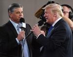 På billedet ses Fox News-vært Sean Hannity (tv), som interviewer USA's præsident, Donald Trump. Det kan dog være et overstået kapitel, idet præsidenten har lagt sig ud med kanalen. Foto: Ethan Miller/Ritzau Scanpix