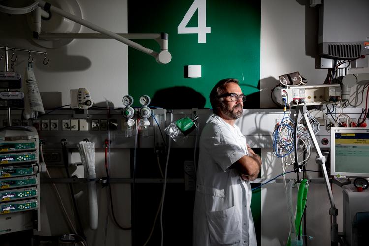 
 Anders Perner er overlæge på Rigshospitalets intensivafdeling. Han forsker i behandling af blodforgiftning og er sikker på, at det kun kan lade sig gøre, fordi han har fået støtte fra Novo Nordisk Fonden.
   Foto: Peter Hove Olesen/POLFOTO