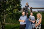 Begge Brian og Jeanet Hansens  børn, Andreas og Celina har en sundhedsforsikring, og den 12-årige datter har haft brug for forsikringen adskillige gange. Foto: Mads Nissen/POLFOTO