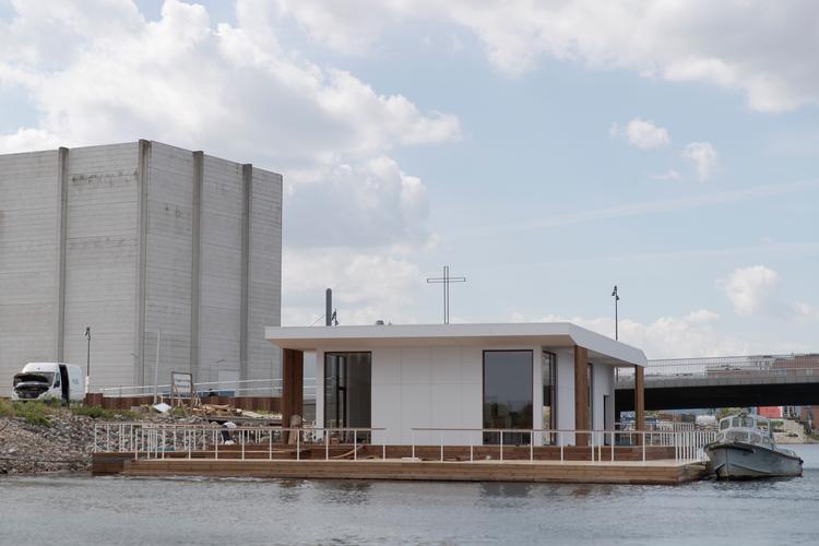En flydende kirke er netop åbnet i Københavns sydhavn. Foto: Peter Hove Olesen/POLFOTO
