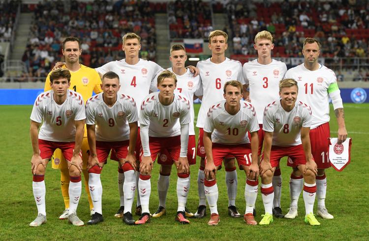 De 11 startende spillere anført med deres klub og beskæftigelse 5. september 2018. Nr. 1: Christoffer Haagh, futsallandsholdet, sekretær og målmandstræner. Nr. 4: Christian Bannis, TPI, forsikringsrådgiver. Nr. 7: Kasper Kempel, Skovshoved, selvstændig. Nr. 6: Daniel Nielsen, Vanløse, studerende. Nr. 3: Nicolai Johansen, Vanløse, studerende. Nr. 11: Christian Offenberg, Avarta, Account manager. Nr. 5: Mads Berthelsen, TPI, Studerende og lærervikar. Nr. 9: Oskar Høybye, Vanløse, Projektkoordinator-assistent. Nr. 2: Simon Vollesen, Birkerød, studerende. Nr. 10: Rasmus Gaudin, Vanløse, Studerende. Nr. 8: Rasmus Johansson, HIK, Youtuber og pædagog.
   Foto: Radovan Stoklasa/Ritzau Scanpix