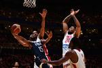 To dage efter det overraskende nederlag til Australien vandt USA 84-68 over Canada i Sydney, hvor Khem Birch (th.) forsøger at blokere et forsøg fra Kemba Walker (tv.).
   Foto: Saeed Khan/Ritzau Scanpix