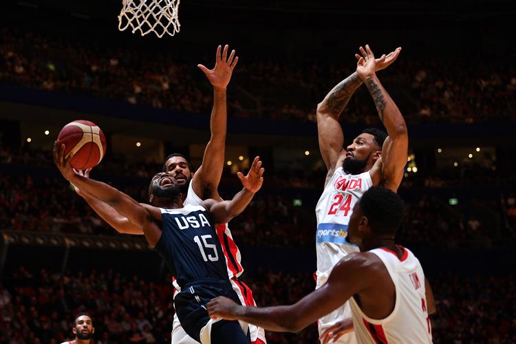 To dage efter det overraskende nederlag til Australien vandt USA 84-68 over Canada i Sydney, hvor Khem Birch (th.) forsøger at blokere et forsøg fra Kemba Walker (tv.).
   Foto: Saeed Khan/Ritzau Scanpix