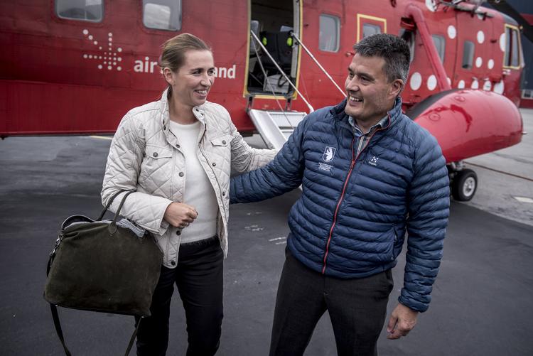 
    A rkiv: Statsminister Mette Frederiksen hilser på Kim Kielsen ved ankomst til Nuuk, hvor hun indleder sit to dages besøg i Grønland, søndag den 18. august 2019.  (Foto: Mads Claus Rasmussen/Ritzau Scanpix)
   Foto: Mads Claus Rasmussen/Ritzau Scanpix