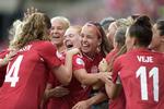 Rikke Sevecke (i midten) scorede karrierens første landskampmål og nød tydeligvis at dele glæden med holdkammeraterne. Foto: Henning Bagger/Ritzau Scanpix