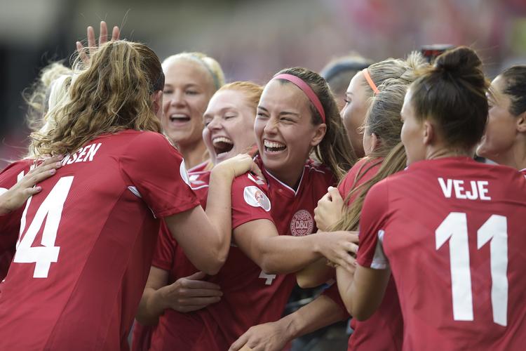 Rikke Sevecke (i midten) scorede karrierens første landskampmål og nød tydeligvis at dele glæden med holdkammeraterne. Foto: Henning Bagger/Ritzau Scanpix
