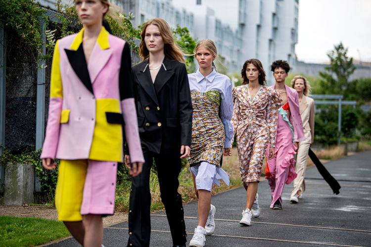 Blandt underskriverne af Macrons modepagt er store modehuse som Chanel, Adidas, Nike, Karl Lagerfeld, Prada, Calvin Klein, Tommy Hilfiger, Burberry, Zara og danske Bestseller. Billedet her er fra et modeshow hos Brøgger.  Foto: Stine Bidstrup