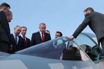 Præsident Vladimir Putin viser her sin interesserede gæst, Recep Tayeb Erdogan, Tyrkiets leder, et russisk jagerbombefly Su-57 i Zhukovsky-lufthavnen. 


   Foto: Handout/Ritzau Scanpix