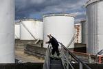 Den kunstige ø Prøvestenen ved Amager kaldet Benzinøen rummer i forvejen flere selskabers brændtoflagre. Den tyskejede virksomhed Oiltanking har i forvejen aktiviteter på øen men vil nu udvide med et benzindepot i et tidligere Shell-anlæg, som ligger lige overfor en stor tom grund, hvor der er planer om 15.000 boliger - og metro    Foto: Mads Nissen/POLFOTO