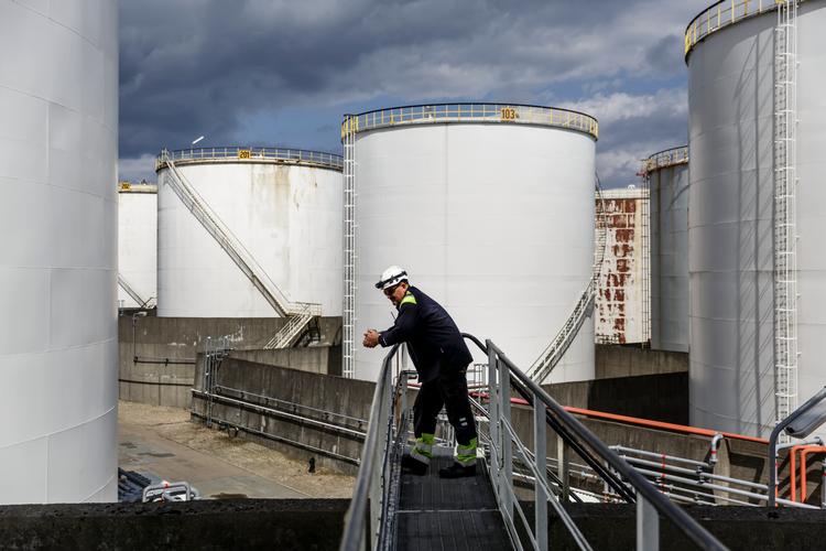 Den kunstige ø Prøvestenen ved Amager kaldet Benzinøen rummer i forvejen flere selskabers brændtoflagre. Den tyskejede virksomhed Oiltanking har i forvejen aktiviteter på øen men vil nu udvide med et benzindepot i et tidligere Shell-anlæg, som ligger lige overfor en stor tom grund, hvor der er planer om 15.000 boliger - og metro    Foto: Mads Nissen/POLFOTO