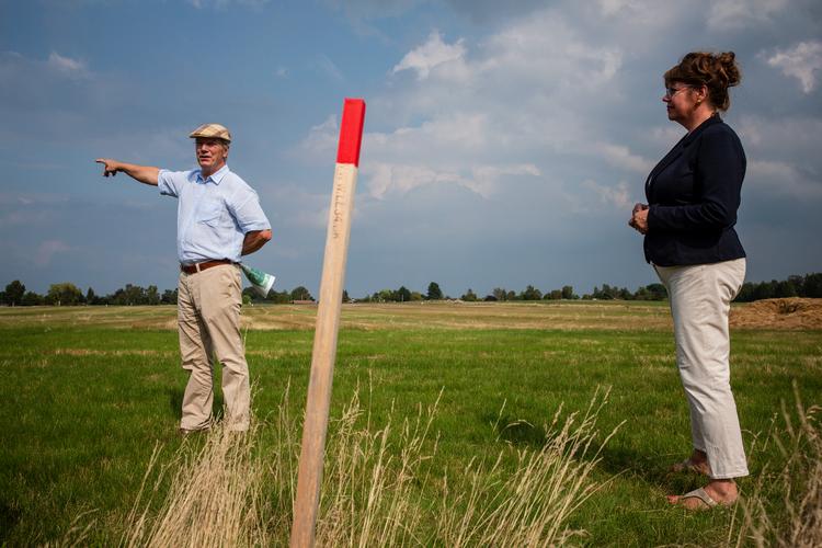Ploven er lige stoppet. Og nu skal ægteparret sammen med biologer og nybyggere i gang med at genskabe eng, buskads, bakkedrag og gadekær til glæde for dyr og planter - og mennesker. De  første 18 grunde er netop blevet udbudt. Foto: Miriam Dalsgaard/POLFOTO