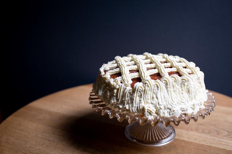 Rabarber og rigeligt med flødeskum er hovedbestanddelene i lagkagen. Vi synes, makroner hører til. Husk, at du stadig kan sende din opskrift til Bagsiden.
   Foto: Jens Hartmann Schmidt/POLFOTO