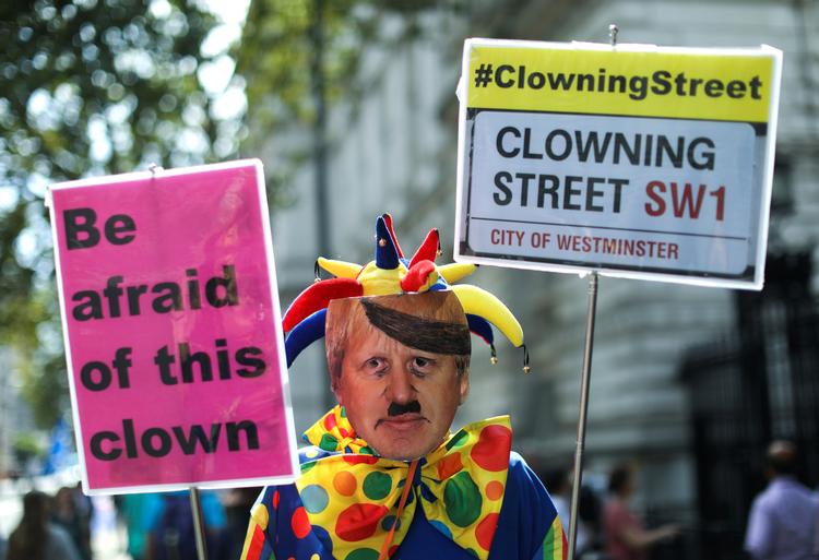 Vrede demonstranter i London i går.  Foto: Simon Dawson/Ritzau Scanpix