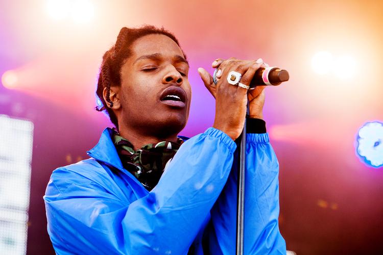 A$AP Rocky har tilbragt en del af sommeren i svensk fængsel, og i sin nye video spiller han bankrøver.
   
   Foto: Janus Engel/POLFOTO