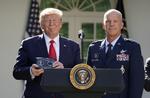 I Rosenhaven foran Det Hvide Hus præsenterer Donald Trump general John Raymond som den nye leder af USA's nye rumkommando, SPACEKOM. Foto: Kevin Lamarque/Ritzau Scanpix