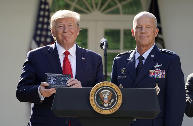 I Rosenhaven foran Det Hvide Hus præsenterer Donald Trump general John Raymond som den nye leder af USA's nye rumkommando, SPACEKOM. Foto: Kevin Lamarque/Ritzau Scanpix
