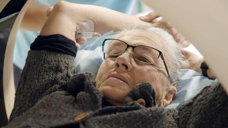 Ritt Bjerregaard afslører, at hun er ganske let at stikke i, når der skal tages blodprøve.  Foto: DR