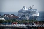 Et krydstogtskib lægger til i Nordhavn i København. Selv om flere europæiske selskaber tager skridt i retning af at sende mindre røg ud af skorstenene, er der fortsat meget lang vej til, at krydstogtsejlads bliver miljøvenlig, viser ny rangliste. Foto: Jens Dresling/POLFOTO