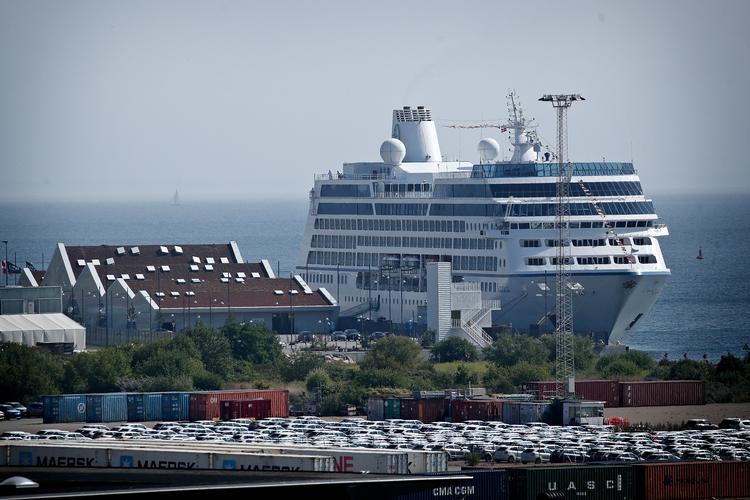 Et krydstogtskib lægger til i Nordhavn i København. Selv om flere europæiske selskaber tager skridt i retning af at sende mindre røg ud af skorstenene, er der fortsat meget lang vej til, at krydstogtsejlads bliver miljøvenlig, viser ny rangliste. Foto: Jens Dresling/POLFOTO