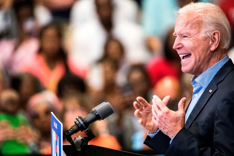 Joe Biden tjente som vicepræsident under Barack Obama, da han var amerikansk præsident. Nu vil Joe Biden - som han har forsøgt to gange før - selv prøve at blive demokraterns bedste bud på en kommende præsident ved næste valg.  Foto: Sean Rayford/Ritzau Scanpix