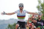 Den 39 verdensmester Alejandro Valverde sejrer suverænt på skrap bjergetape i Vueltaen. Foto: Unipublic/Photogomez Sport. 