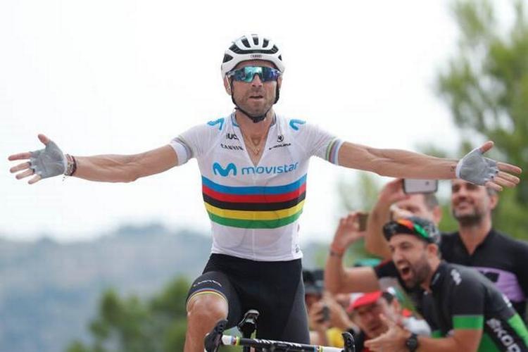 Den 39 verdensmester Alejandro Valverde sejrer suverænt på skrap bjergetape i Vueltaen. Foto: Unipublic/Photogomez Sport. 