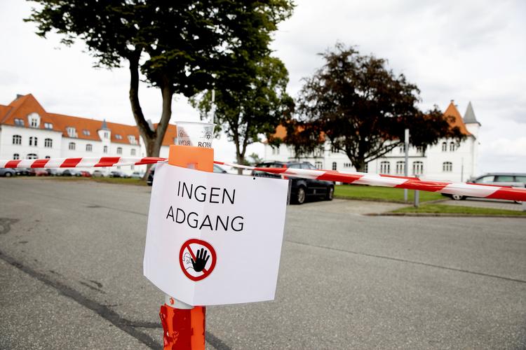 

Venstres forretningsudvalg og hovedbestyrelse mødtes fredag på Hotel Kellers Park udenfor Vejle for at tale om den aktuelle krise i partiet. Pressen blev hold på behøring afstand. Foto: Finn Frandsen/POLFOTO