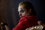 Vi befinder os i en verden af tegneseriefigurer, og Joaquin Phoenix spiller rollen som Arthur Fleck, der udvikler sig til 'Joker', med galskab og sublim teknik.  Foto: Nico Tavernise