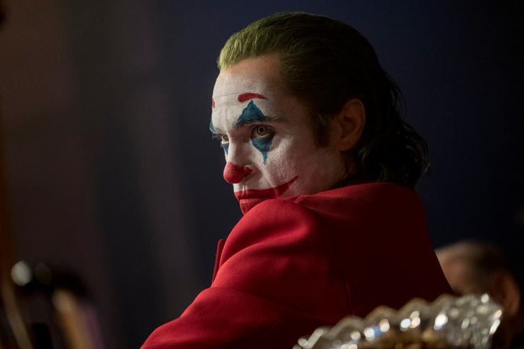 Vi befinder os i en verden af tegneseriefigurer, og Joaquin Phoenix spiller rollen som Arthur Fleck, der udvikler sig til 'Joker', med galskab og sublim teknik.  Foto: Nico Tavernise