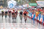 Tyskeren Nikias Arndt suser over stregen som sikker vinder af 8. etape i Vuelta a España. Foto: Unipublic/Photogomez Sport. 