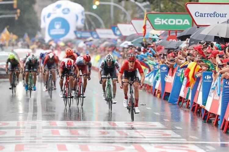 Tyskeren Nikias Arndt suser over stregen som sikker vinder af 8. etape i Vuelta a España. Foto: Unipublic/Photogomez Sport. 