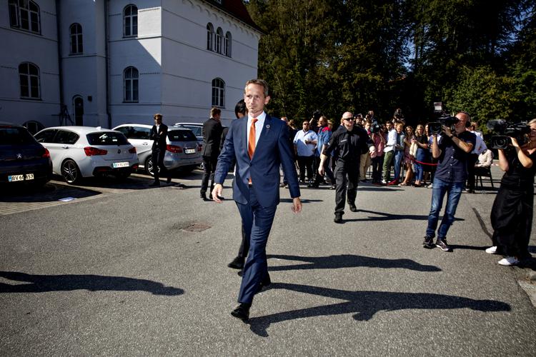 Kristian Jensen stillede modsat Lars Løkke op og svarede på spørgsmål efter de dramatiske møder, der endte med, at begge trækker sig fra toppen af partiet. Foto: Jacob Ehrbahn/POLFOTO
